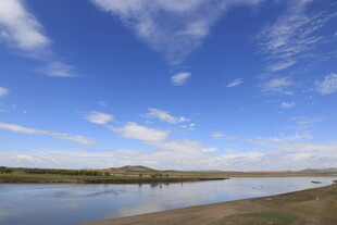 蓝天碧水间的开阔自然景观