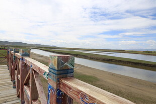 河畔木栈道风景