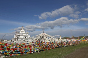 草原上的多彩经幡与白塔
