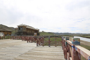 湖畔木质栈道与特色建筑