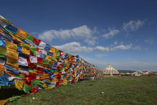草原上的多彩经幡