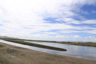 广阔水域与蓝天白云景观