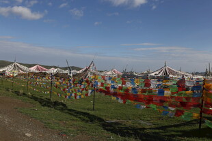 草原上的多彩经幡景观