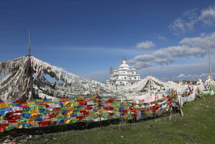 草原上的多彩经幡阵
