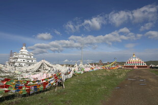 草原上的多彩寺庙景观