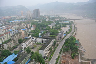 江边城市景观俯瞰