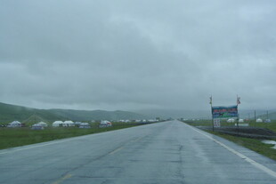 雨中公路 前路朦胧