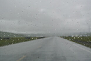 雨中延伸的空旷公路
