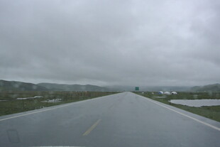 雨中公路景象
