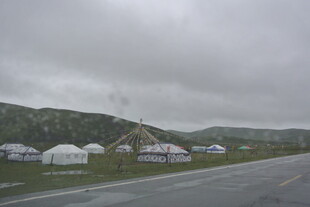 公路旁的露营帐篷景象