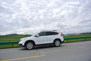 公路上的白色SUV