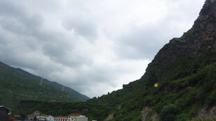 山间云雾缭绕的翠绿景致