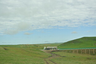 草原上的铁路设施景观
