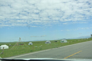 公路旁草原上的白色帐篷