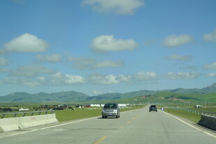 公路上行驶的车辆与风景