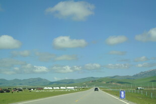 宽阔公路通向远方美景
