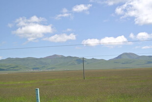 草原风光 远山与蓝天白云