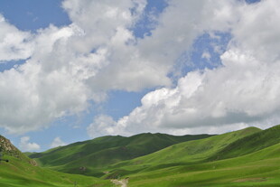 青山绿野间的蓝天白云