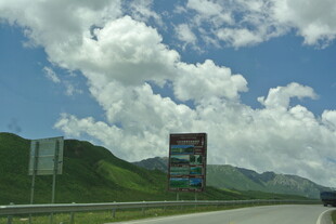 公路旁的山景与广告牌