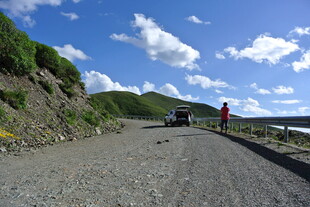 山间碎石路旁的驻足风景