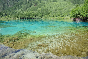 梦幻蓝绿色清澈山间湖泊