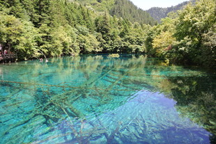 清澈碧绿的山间幽美湖泊