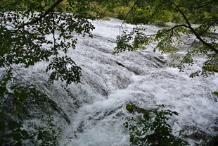 山间瀑布流水景观