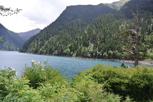 青山环抱的静谧湖泊