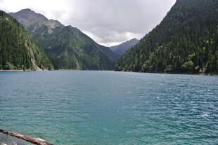 高山环抱的清澈湖泊