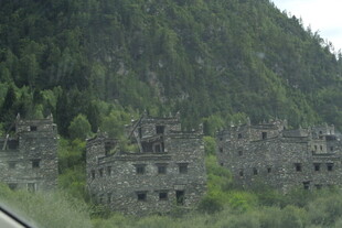 山间废弃的古老石屋遗迹