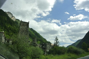 山间公路旁的古老建筑