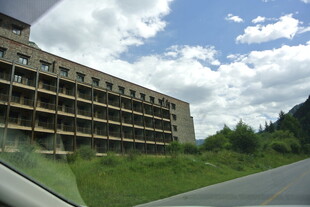 公路旁在建的多层建筑