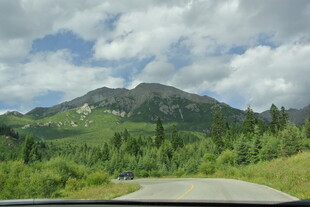 车窗外的青山绿野风景