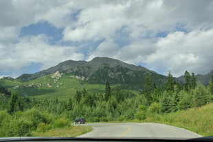 车窗外的青山绿野风光