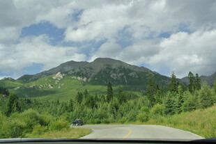 车中视角的山间公路美景