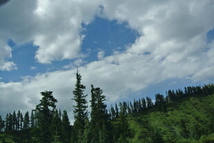 山林间蓝天白云绿树美景