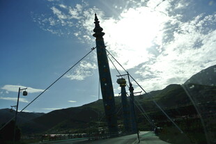 阳光下的悬索桥