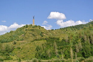 山丘上的高耸建筑