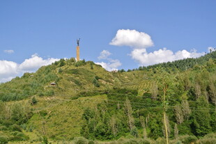 山丘上的高耸建筑