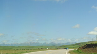 草原公路上的骑行风景