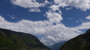 蓝天白云下的秀丽山谷