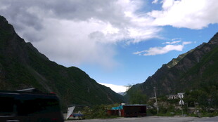 山间景色 蓝天白云伴青山