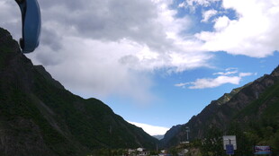 山间壮美蓝天与白云景色