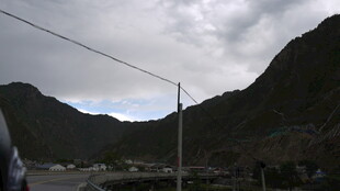 山间景色 阴云下的山脉