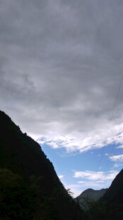 山间阴云密布的天空