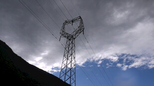 高山上的输电塔