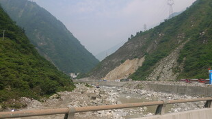 山间河谷桥梁景观