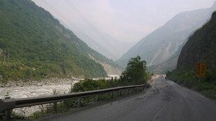 山间公路蜿蜒于秀丽山谷