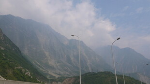 山间壮丽景观与高耸灯杆