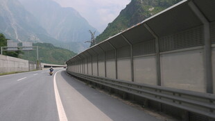 公路旁隔音屏障 远山朦胧